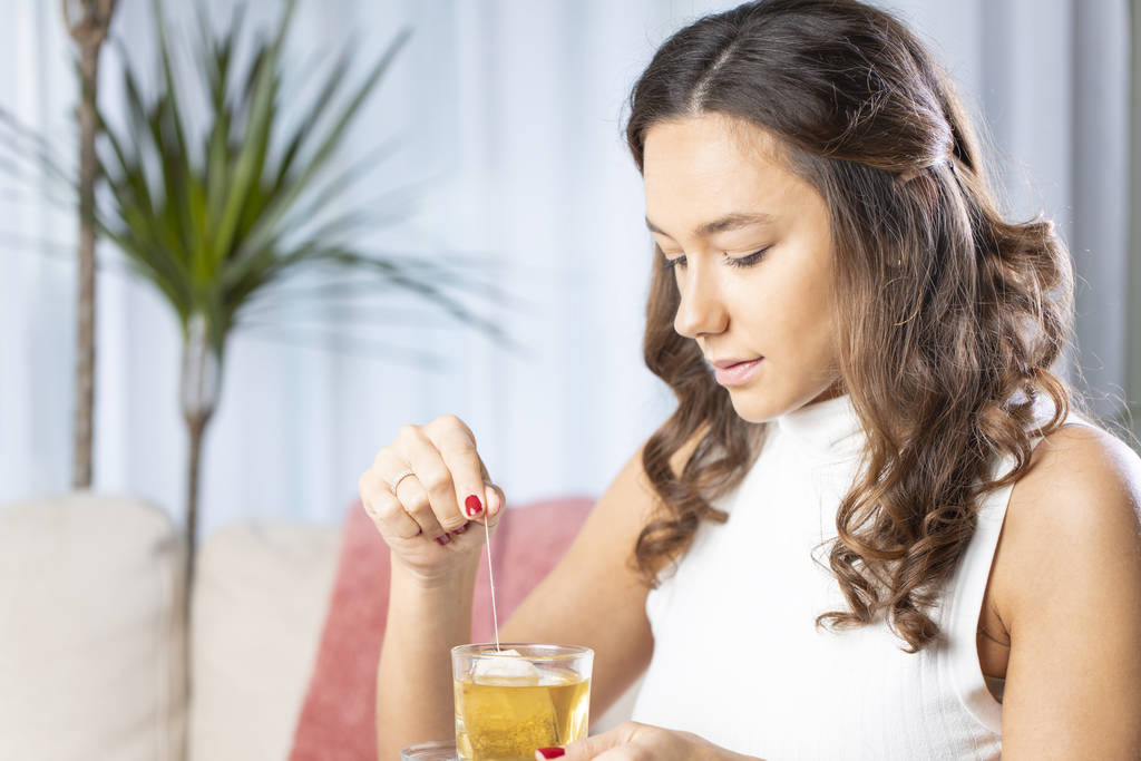 Nő iszik gyógynövény tea - Fotó, kép