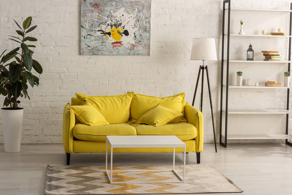 Belső tér sárga kanapéval a nappaliban - Fotó, kép