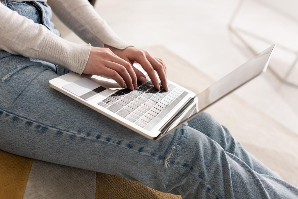Vista cortada da mulher digitando no teclado do laptop
 - Foto, Imagem