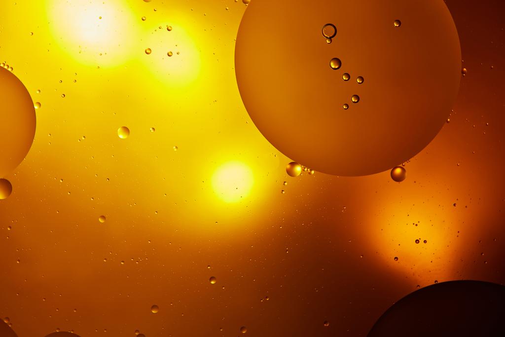 schöner abstrakter Hintergrund aus gemischtem Wasser und Öl in oranger Farbe - Foto, Bild