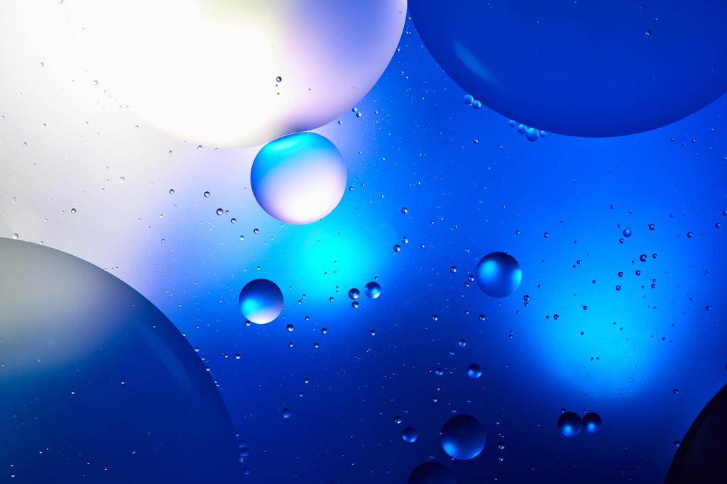 abstrakte blaue Farbe Hintergrund aus gemischtem Wasser und Öl  - Foto, Bild
