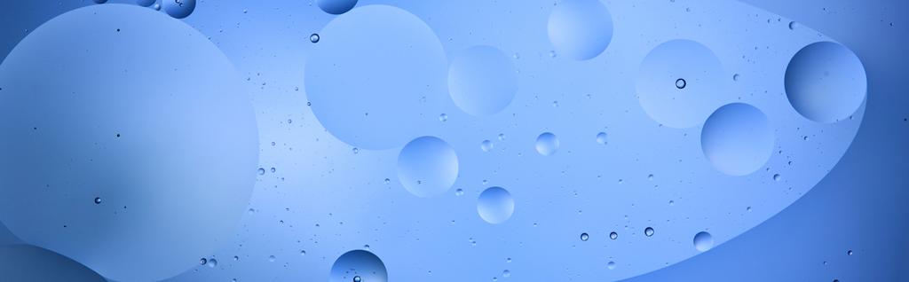 青い色の混合水と油からの美しい色の抽象的な背景のパノラマショット - 写真・画像