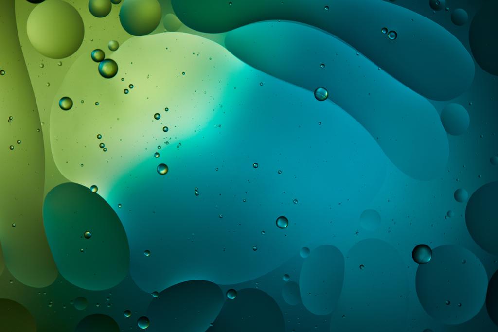 creatieve abstracte achtergrond van gemengd water en olie in blauwe en groene kleur - Foto, afbeelding