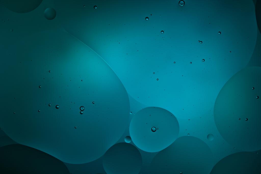 Mooie abstracte donkerblauwe achtergrond van gemengd water en olie   - Foto, afbeelding