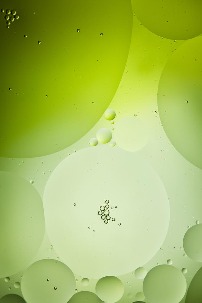 spektakularne tło z mieszanych pęcherzyków wody i oleju w kolorze zielonym - Zdjęcie, obraz