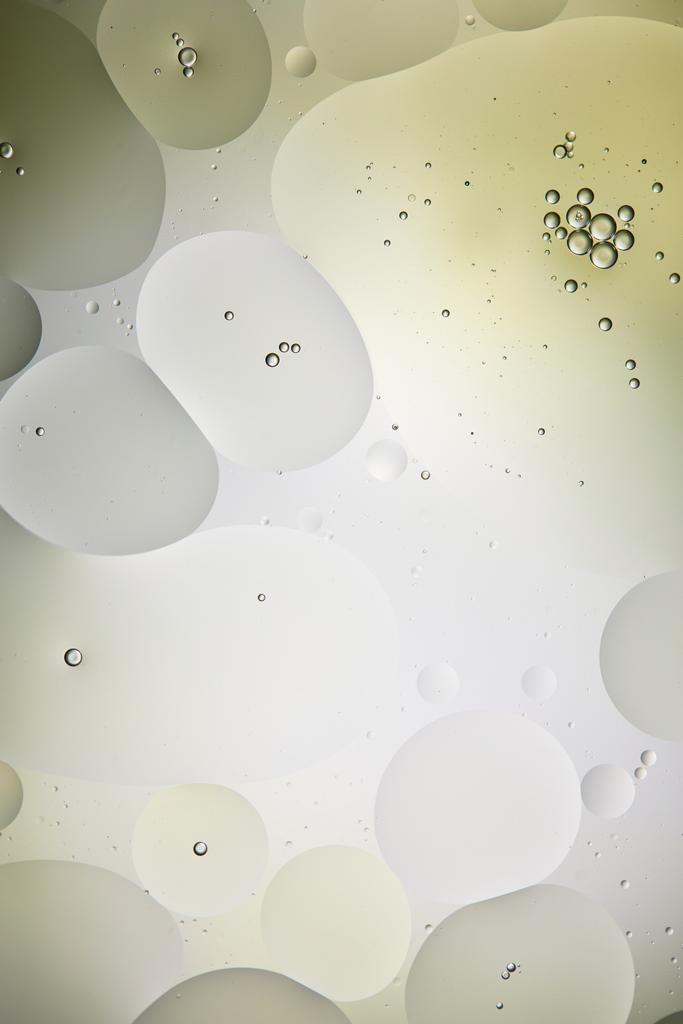 textuur van gemengde water- en oliebelletjes in lichtgroene en grijze kleur - Foto, afbeelding