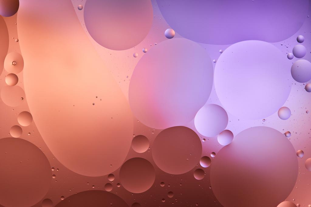 Kaunis violetti ja vaaleanpunainen väri rakenne sekoitetusta vedestä ja öljykuplia
 - Valokuva, kuva