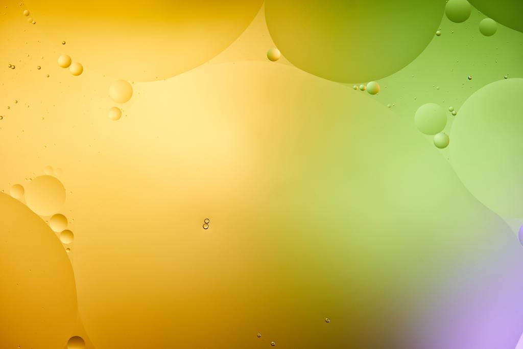 Bellissimo sfondo astratto da acqua mista e olio in colore arancione, viola e verde
 - Foto, immagini