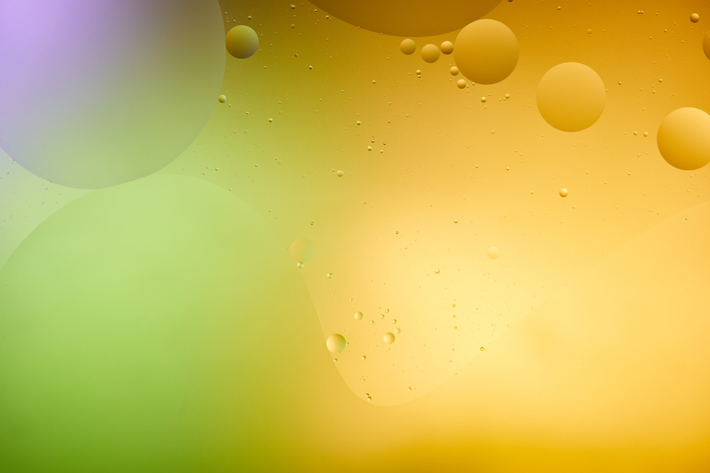 schöner abstrakter Hintergrund aus gemischtem Wasser und Öl in orange, violett und grün - Foto, Bild