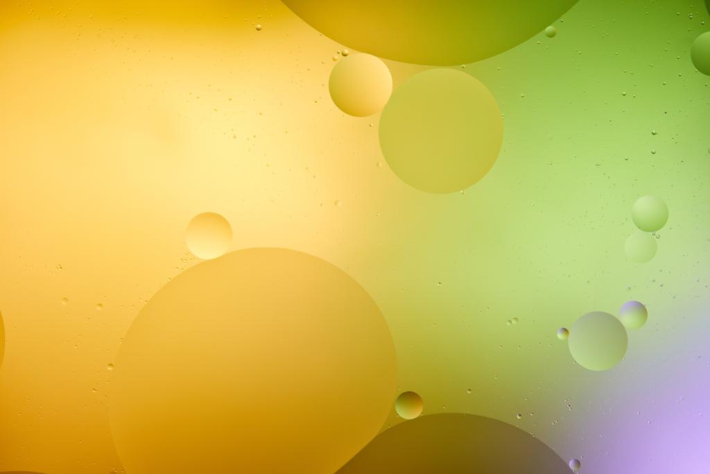 abstracte achtergrond van gemengd water en olie in oranje, paarse en groene kleur - Foto, afbeelding