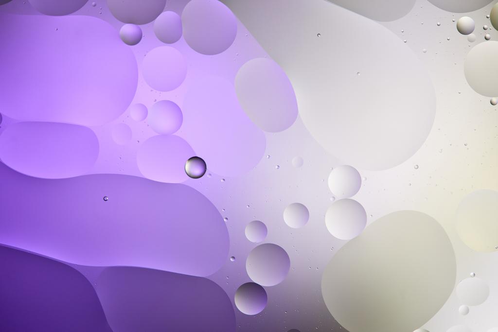 textura abstracta de color púrpura y gris de burbujas mixtas de agua y aceite
 - Foto, imagen
