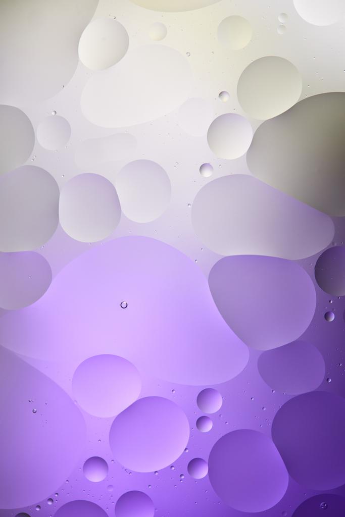 texture créative de couleur pourpre et gris à partir de bulles d'eau et d'huile mélangées
 - Photo, image
