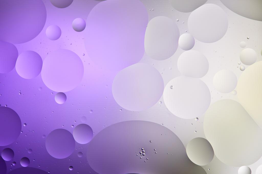 abstraktní fialová a šedá barva textury ze smíšené vody a olejových bublin - Fotografie, Obrázek