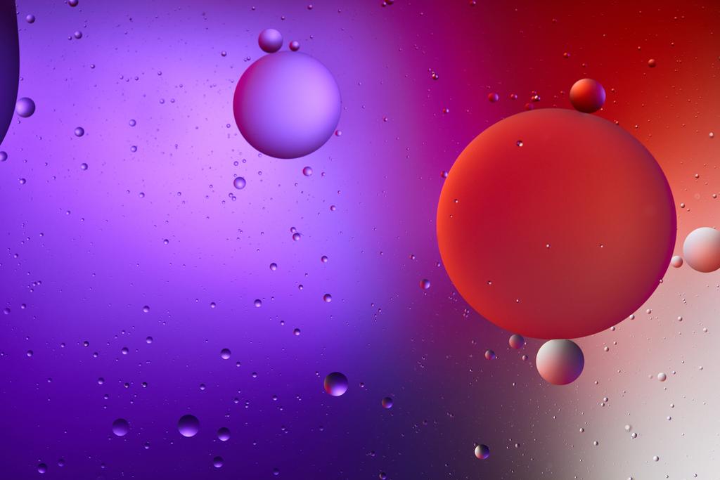 abstracte paarse en rode kleur textuur van gemengd water en olie bellen - Foto, afbeelding
