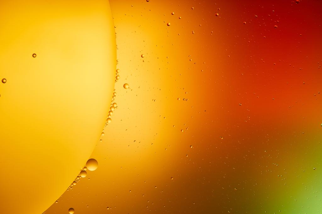 Hermoso fondo abstracto de agua mezclada y aceite en color naranja, rojo y verde
 - Foto, Imagen