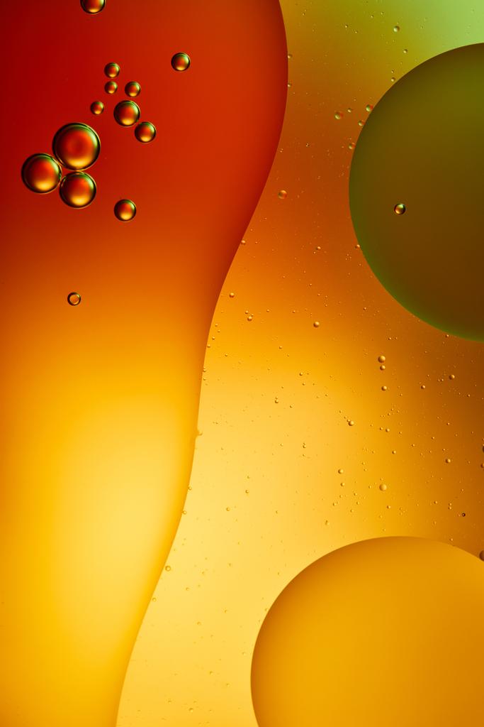 Mooie abstracte oranje, rode en groene kleur achtergrond van gemengd water en olie  - Foto, afbeelding