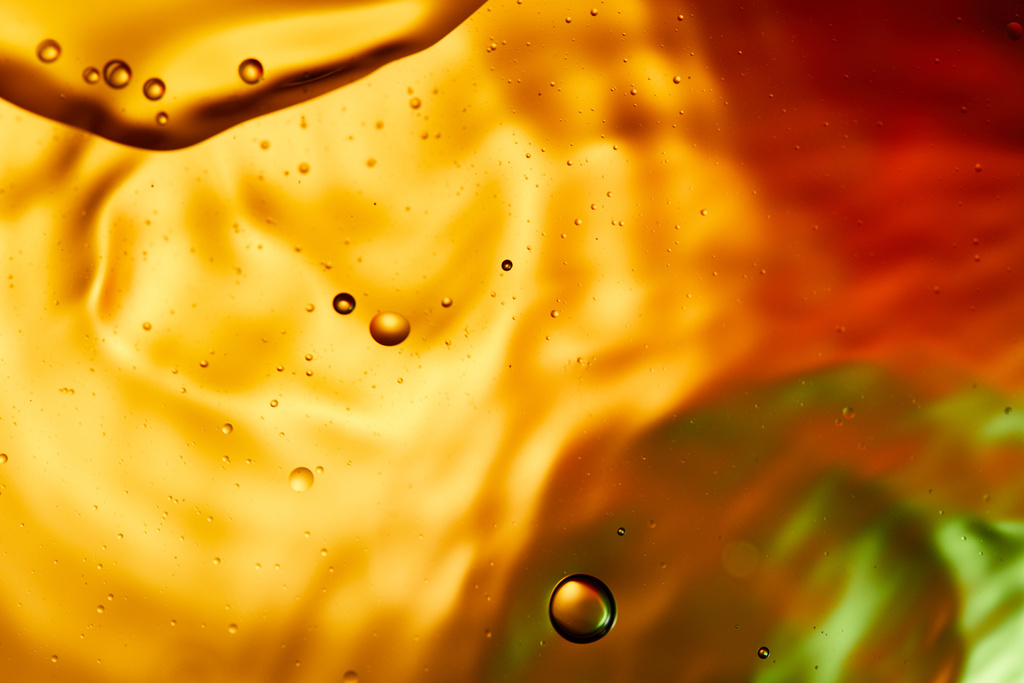 Красивый абстрактный фон из смешанной воды и масла в оранжевом, красном и зеленом цвете
 - Фото, изображение