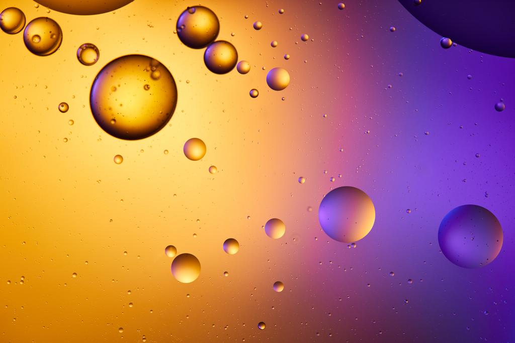 abstrakte orange und violette Farbe Hintergrund aus gemischtem Wasser und Öl  - Foto, Bild