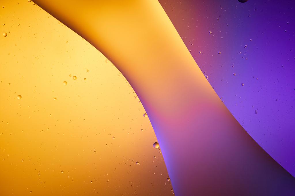 混合水とオレンジと紫の色の油からの美しい抽象的な背景 - 写真・画像