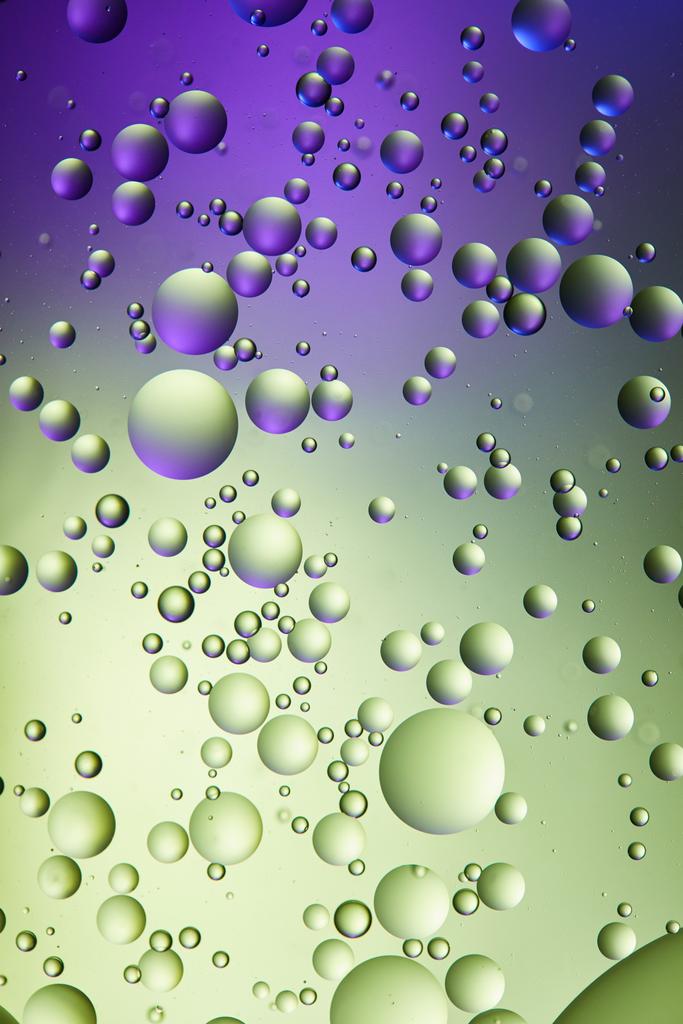 fondo abstracto de color púrpura y verde creativo de agua mezclada y burbujas de aceite
 - Foto, Imagen