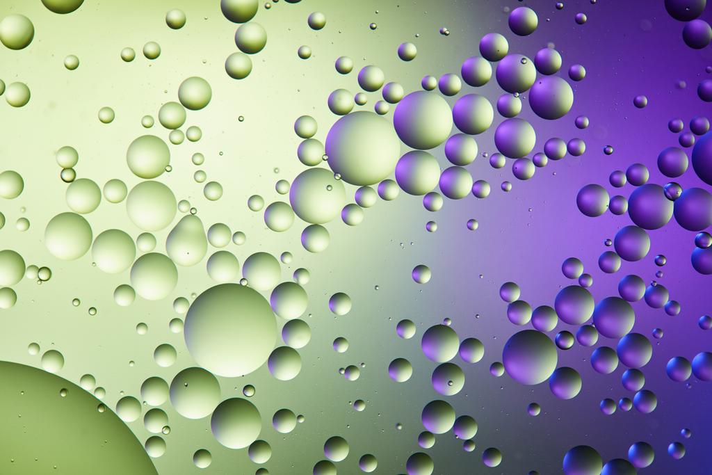 混合水と油泡からの紫と緑の抽象的な背景 - 写真・画像