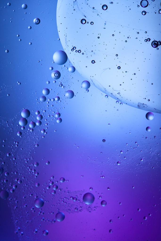 creatieve abstracte blauwe en paarse kleur achtergrond van gemengd water en olie  - Foto, afbeelding