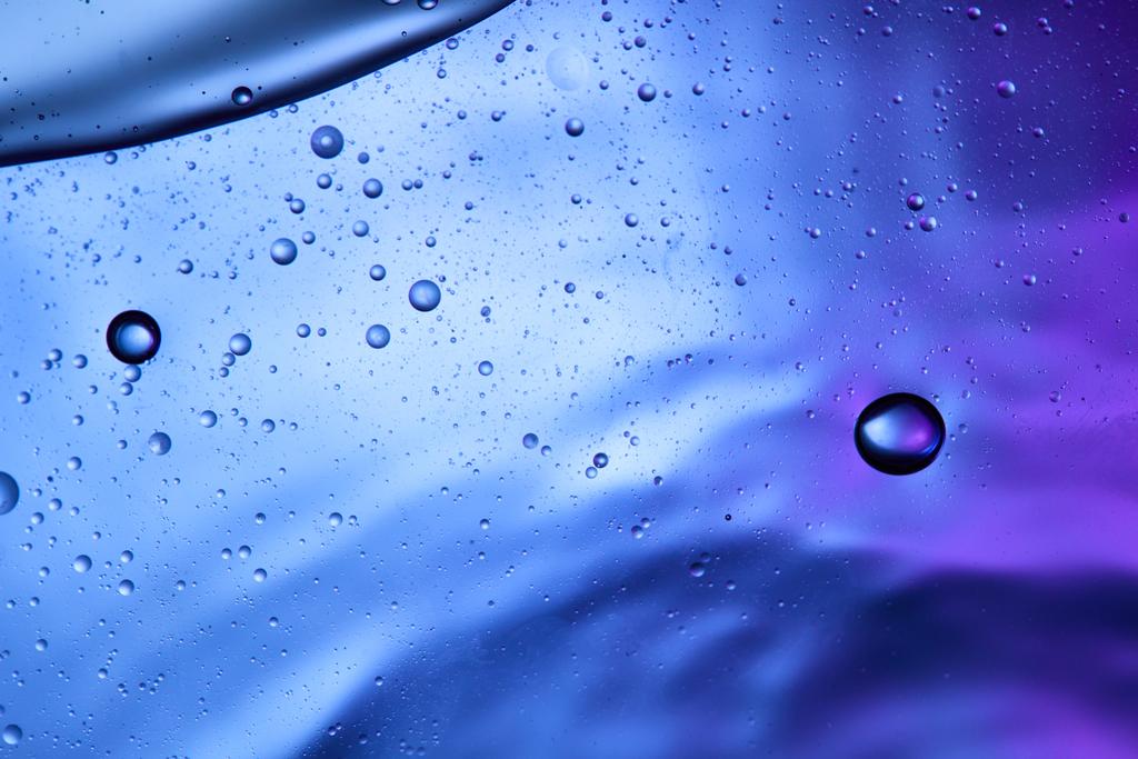 青と紫の混色水と油からの美しい抽象的な背景 - 写真・画像