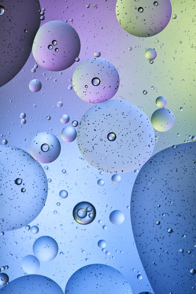 Красивый абстрактный фон из смешанной воды и масла в синий, фиолетовый и зеленый цвет
 - Фото, изображение