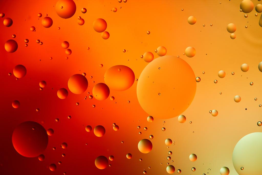 abstrakte orange und rote Farbe Hintergrund aus gemischtem Wasser und Öl  - Foto, Bild