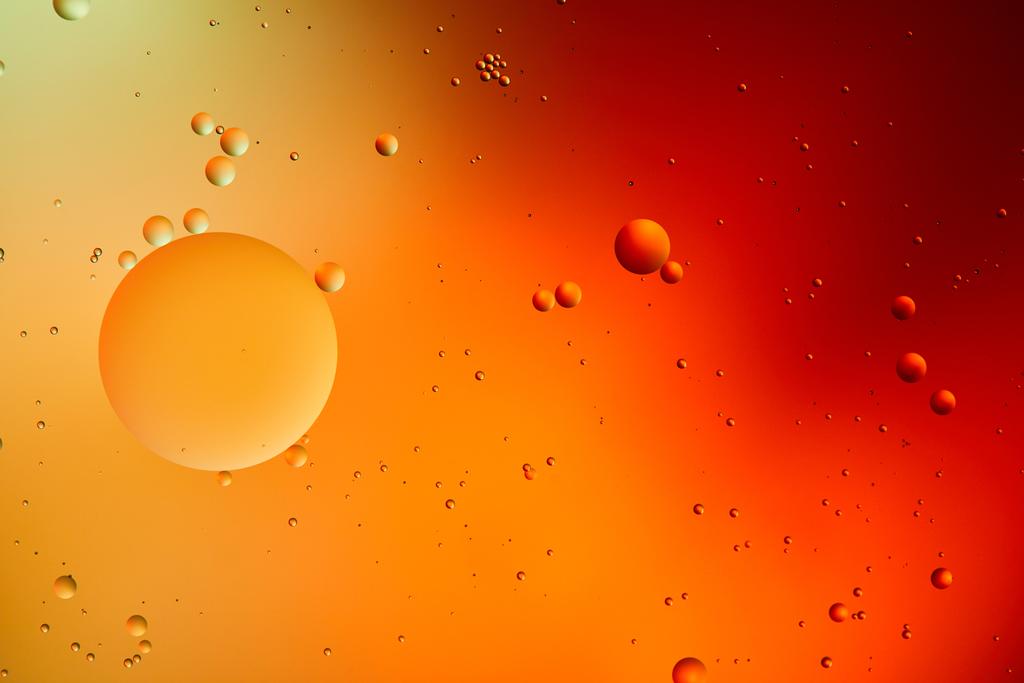 красный и оранжевый цвета абстрактный фон из смешанной воды и масла
  - Фото, изображение
