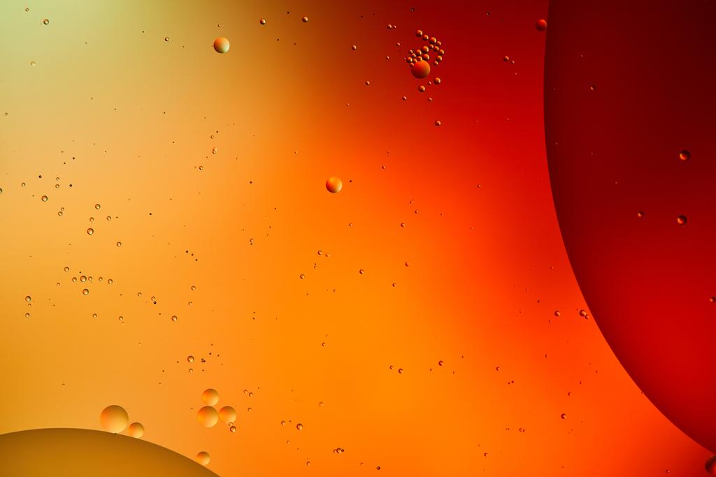 オレンジと赤の混合水と油からの美しい抽象的な背景 - 写真・画像