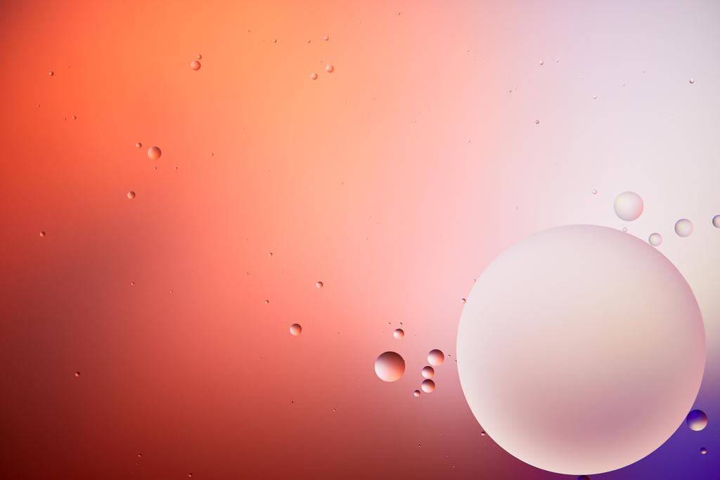 абстрактный фон из смешанных пузырьков воды и масла красного и фиолетового цвета
 - Фото, изображение