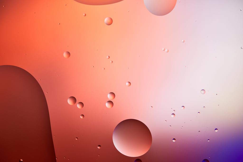 Hermoso fondo abstracto de agua mezclada y burbujas de aceite en color rojo y púrpura
 - Foto, imagen