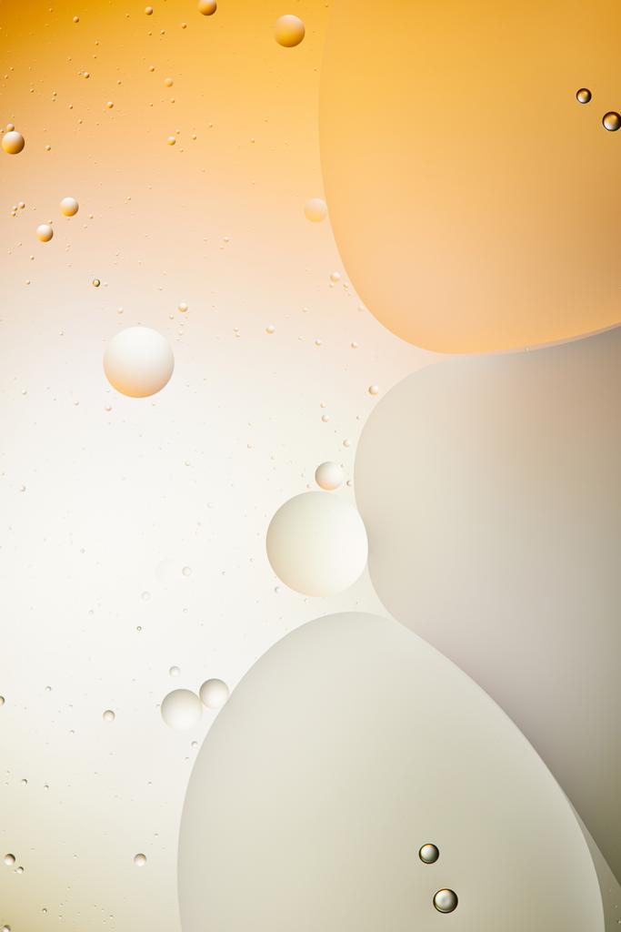 Açık turuncu ve gri renkli arkaplan karışık su ve yağdan soyut   - Fotoğraf, Görsel