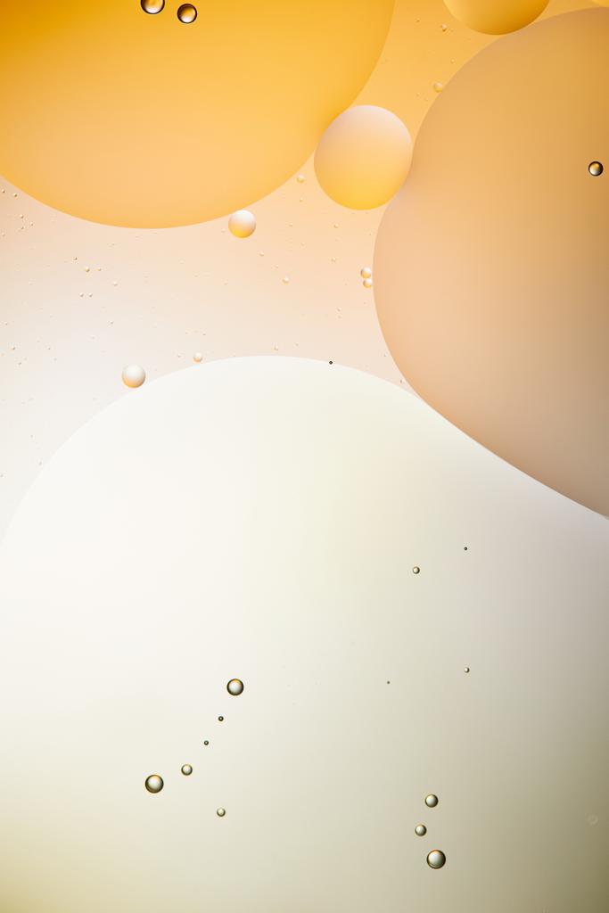 Όμορφο αφηρημένο φόντο από μικτό νερό και λάδι σε ανοιχτό πορτοκαλί και γκρι χρώμα - Φωτογραφία, εικόνα
