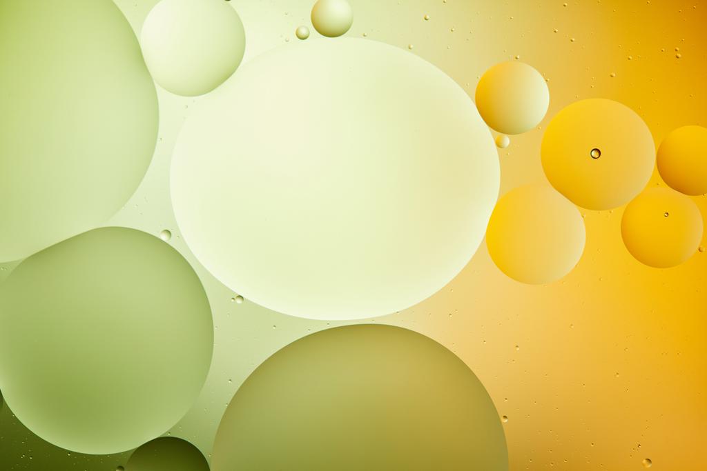 αφηρημένο φόντο μακροεντολή από μικτό νερό και λάδι σε πράσινο και πορτοκαλί χρώμα - Φωτογραφία, εικόνα