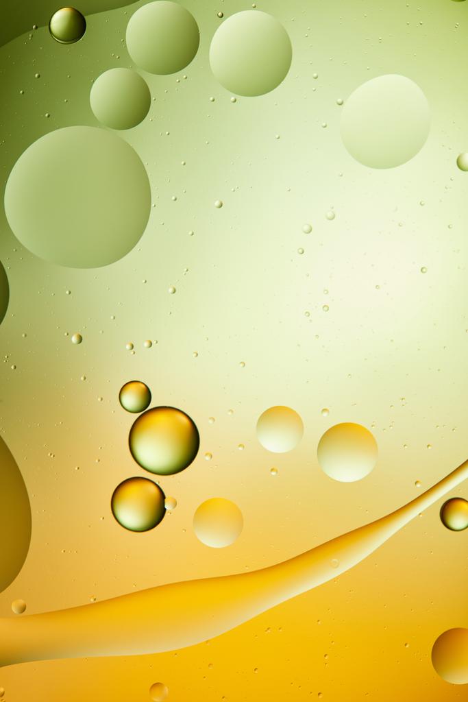 μακροεντολή φόντο από μικτό νερό και λάδι σε πράσινο και πορτοκαλί χρώμα - Φωτογραφία, εικόνα