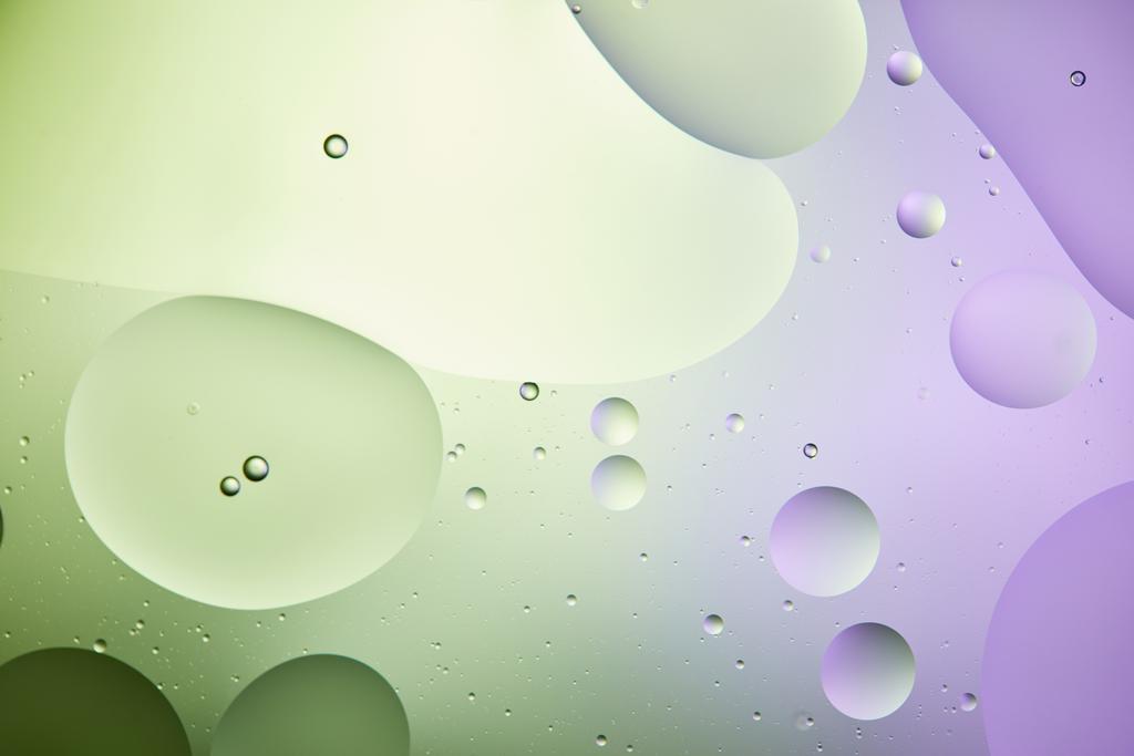 Açık yeşil ve mor renkli karışık su ve yağdan soyut arkaplan - Fotoğraf, Görsel