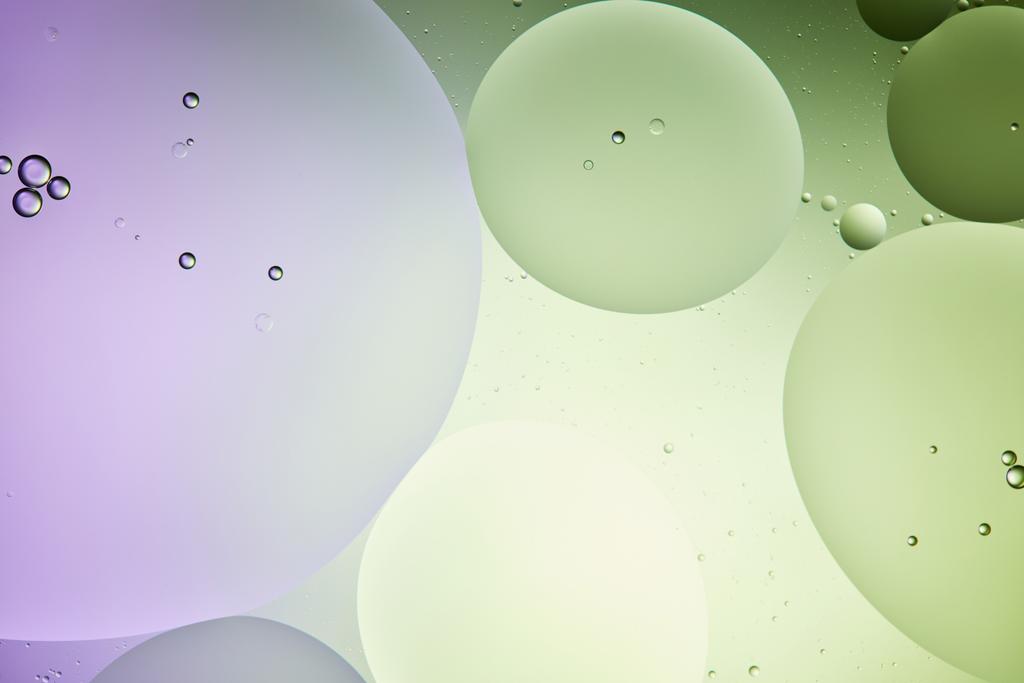 δημιουργικό αφηρημένο φόντο από μικτό νερό και λάδι σε ανοιχτό πράσινο και μωβ χρώμα - Φωτογραφία, εικόνα