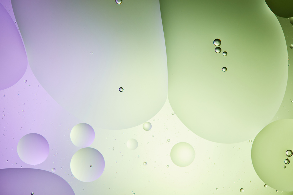 abstraktní pozadí ze smíšené vody a oleje ve světle zelené a fialové barvě - Fotografie, Obrázek