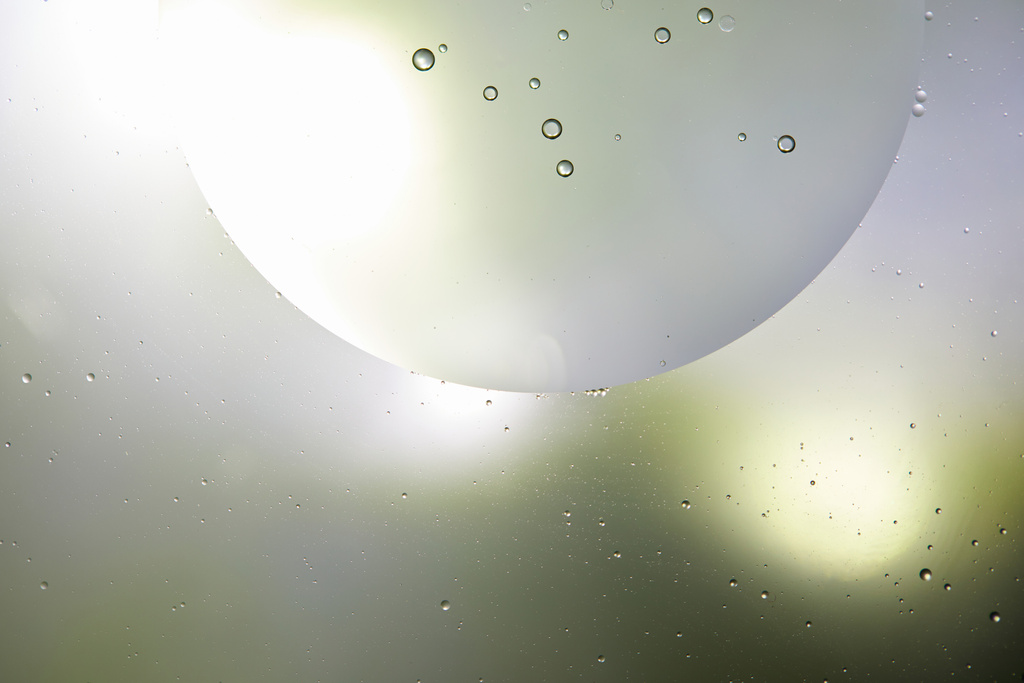 Mooie licht groene en grijze kleur abstracte achtergrond van gemengd water en olie - Foto, afbeelding