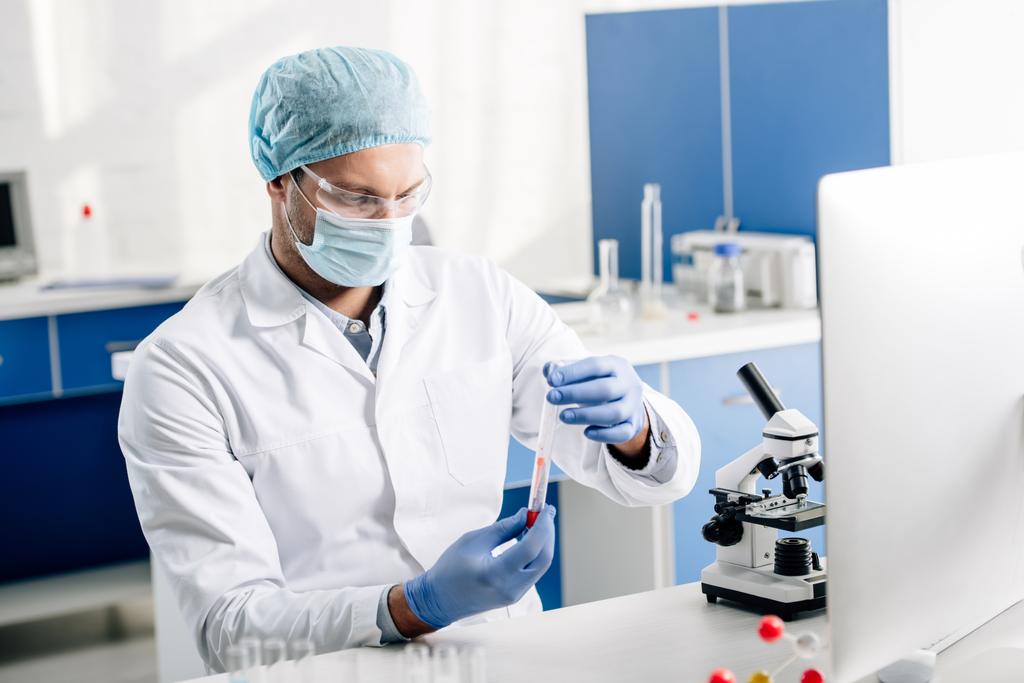 consultant génétique en blouse blanche faire test ADN en laboratoire
  - Photo, image