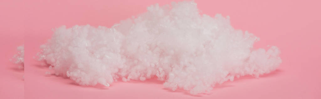 weiße flauschige Wolke aus Watte auf rosa Hintergrund, Panoramaaufnahme - Foto, Bild