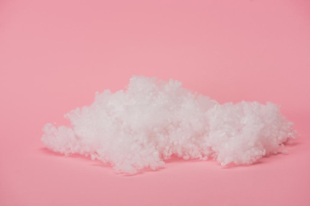 fehér bolyhos felhő készült pamut gyapjú rózsaszín háttér - Fotó, kép