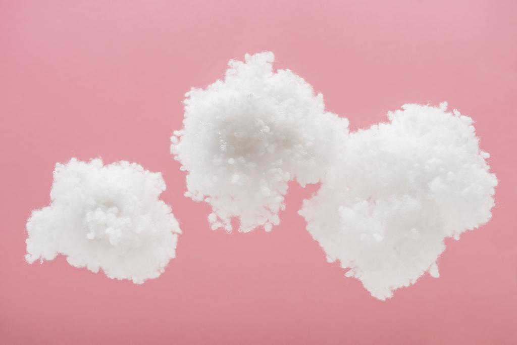 nuvole bianche morbide fatte di cotone idrofilo isolato su rosa
 - Foto, immagini