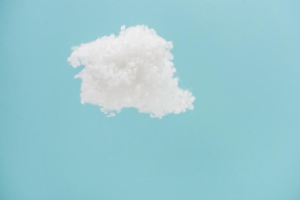fehér bolyhos felhő készült pamut gyapjú elszigetelt kék alapon - Fotó, kép