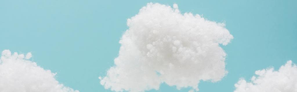 fehér bolyhos felhők készült pamut gyapjú elszigetelt kék háttér, panoráma lövés - Fotó, kép