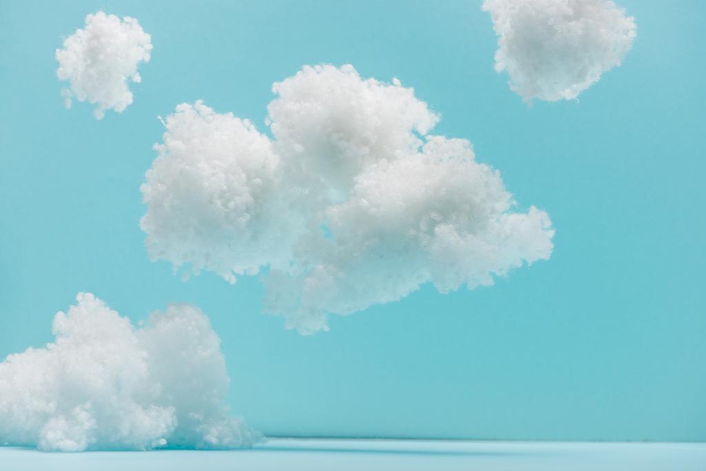 λευκά αφράτα σύννεφα από βαμβάκι απομονωμένα σε μπλε - Φωτογραφία, εικόνα