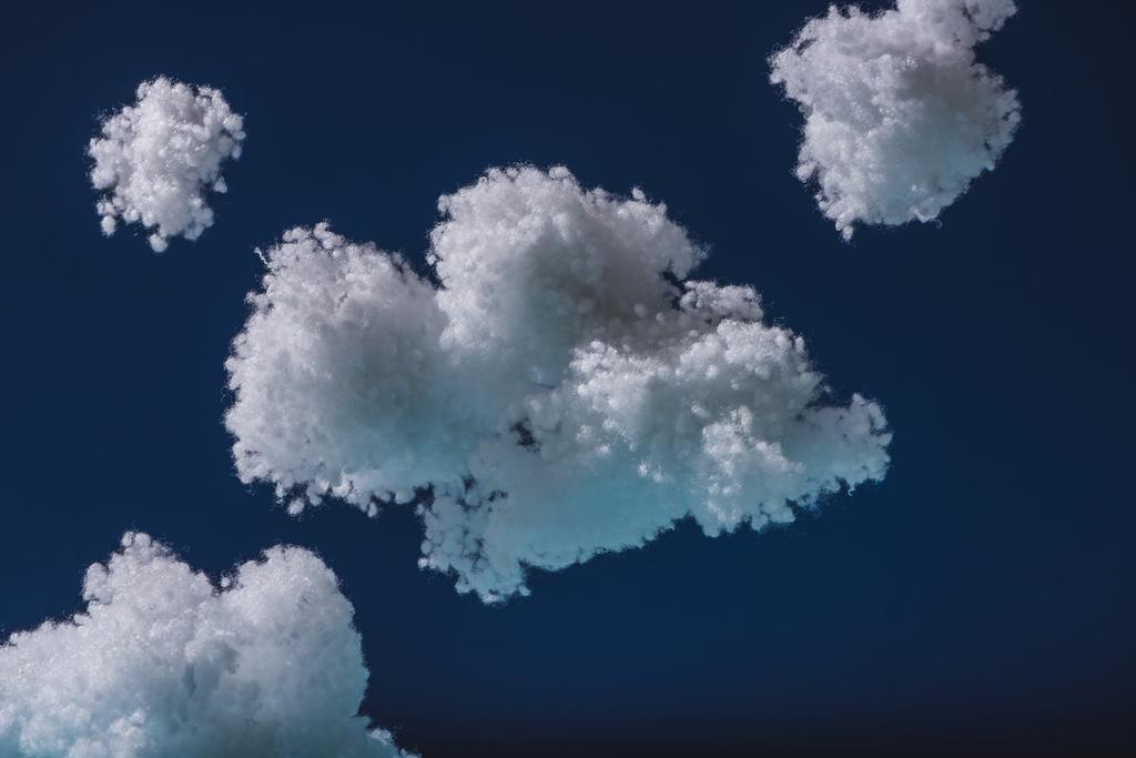 белые пушистые облака из ваты, изолированные на темно-синем
 - Фото, изображение