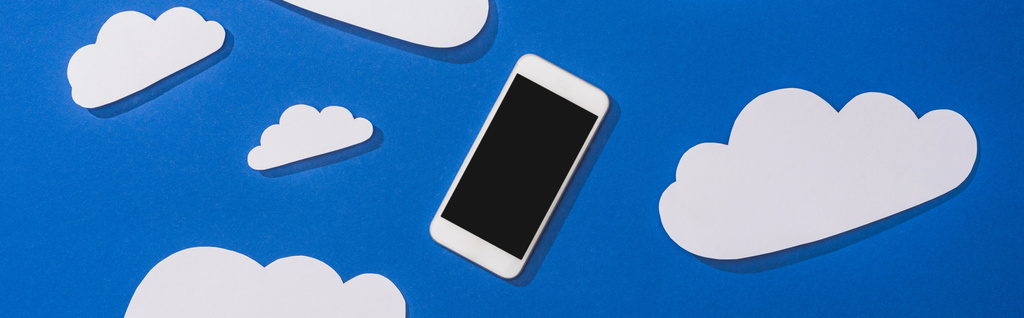 widok z góry biały papier cut chmury i smartfon na niebieskim tle, zdjęcie panoramiczne - Zdjęcie, obraz